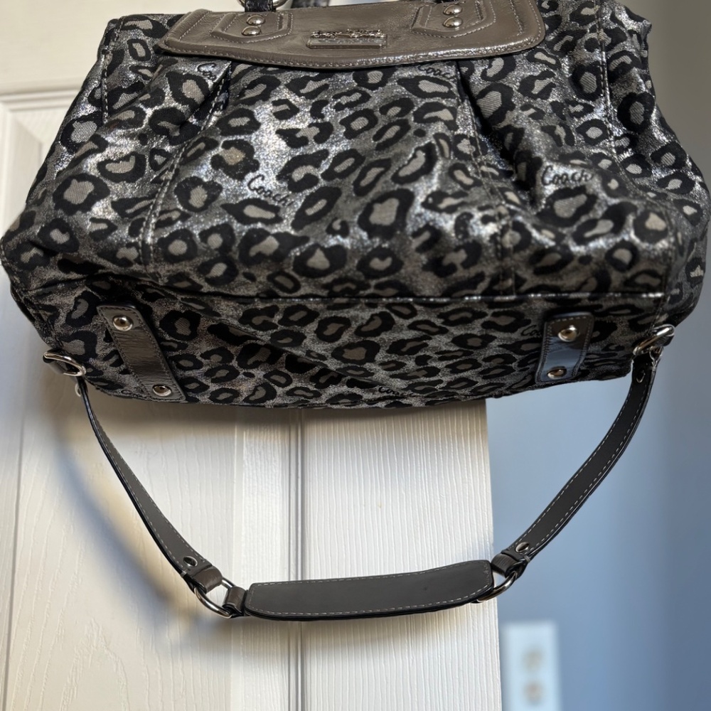 Stylish Leopard Print Handbag - image 4